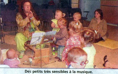 Nelly Pouget jouant pour des petits tr&egrave;s sensibles &agrave; la musique